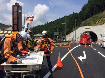 トンネル事故を想定した合同救助訓練で活動する指揮支援隊の様子