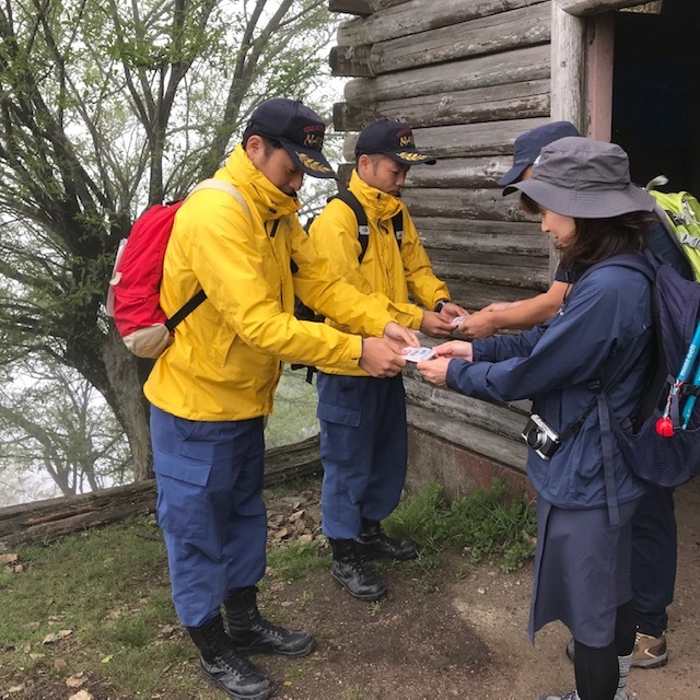 啓発物品の配布と安全登山のお願い