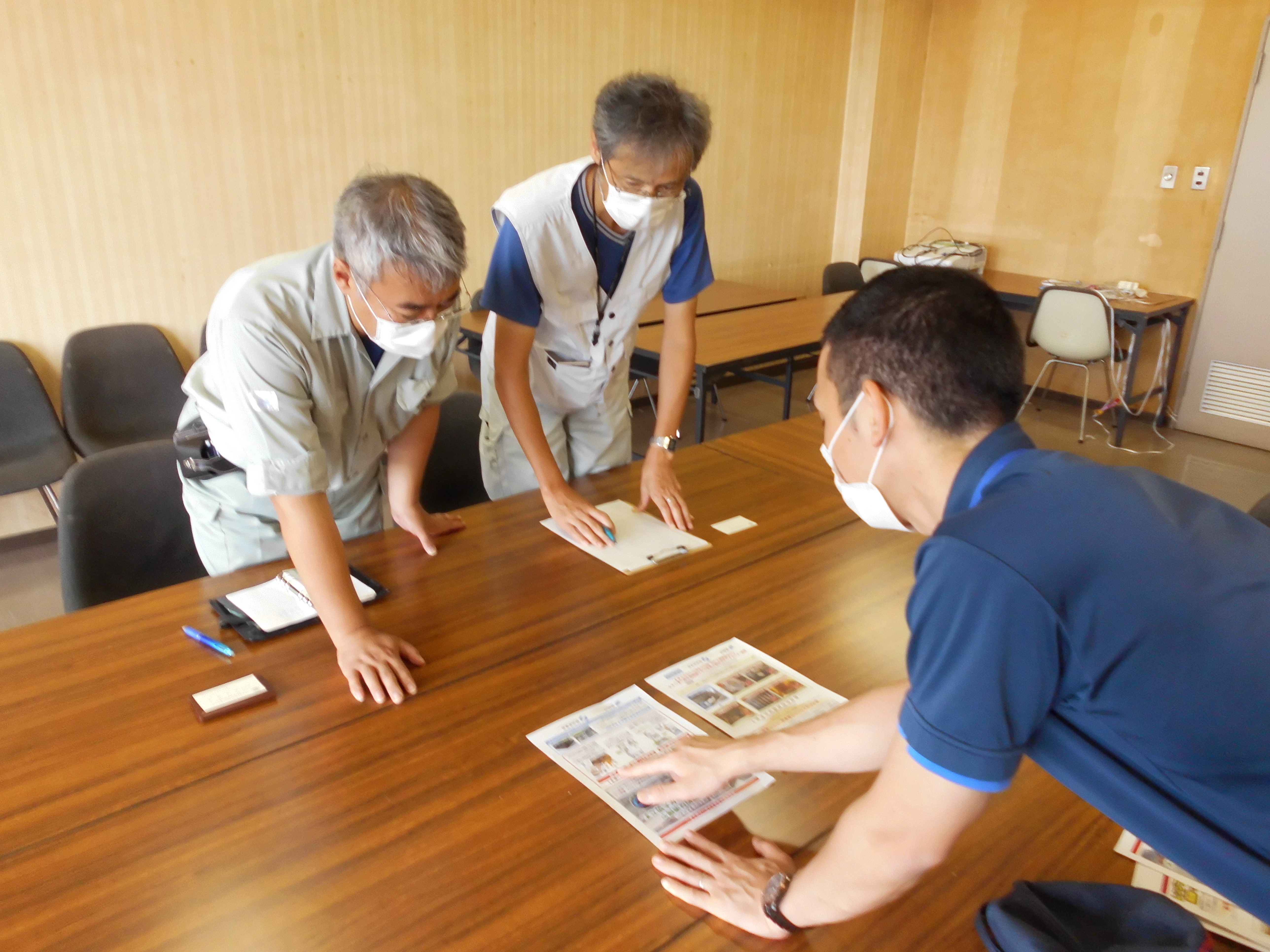 中央卸売市場の関係者に対して、業務用厨房機器等のメンテナンスに関する注意事項を説明する奈良県広域消防組合予防部査察規制課の職員