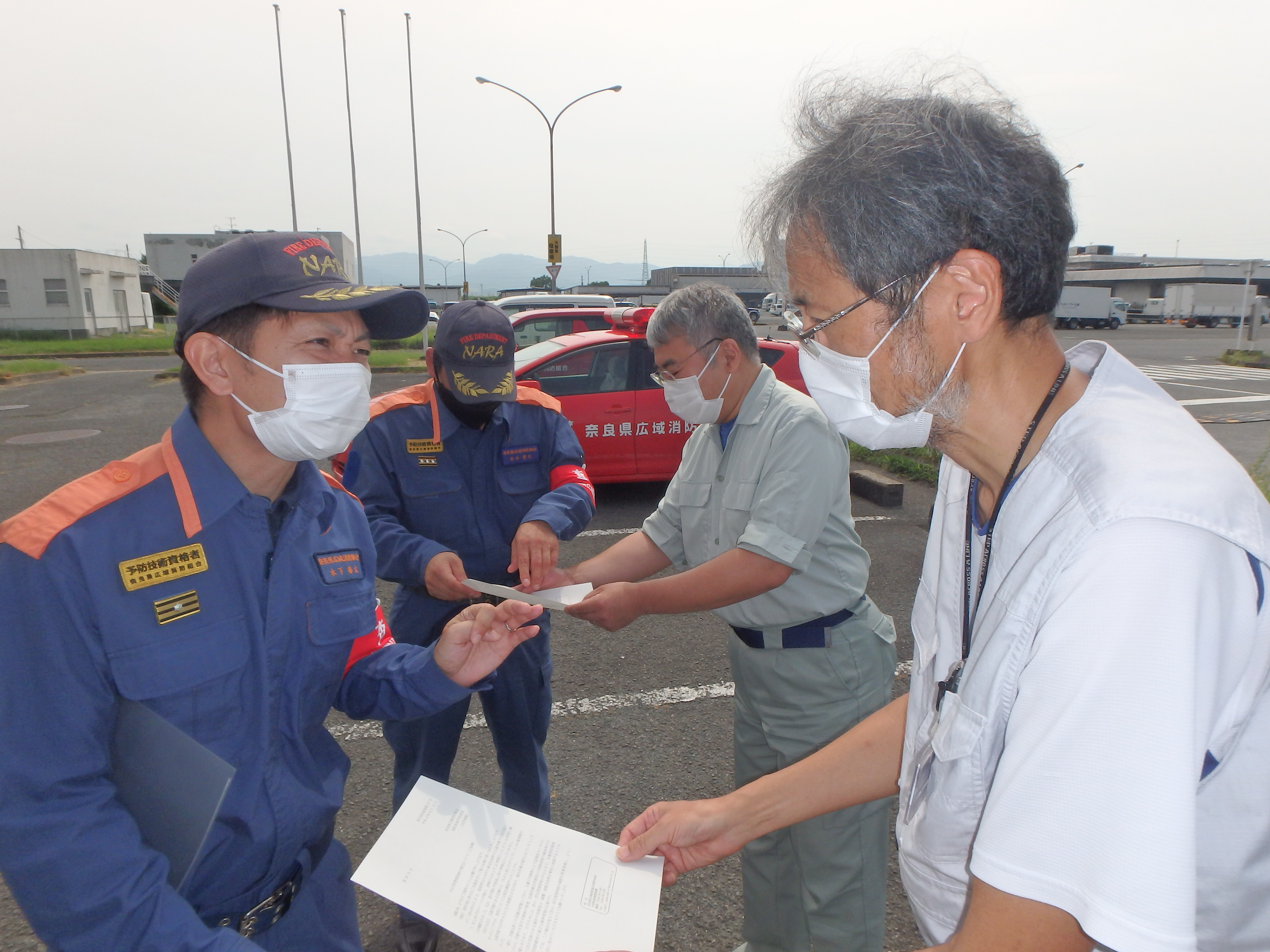 中央卸売市場の関係者に対して防火管理体制の再確認を促す奈良県広域消防組合予防部査察規制課の職員