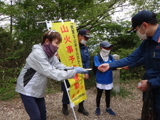 馬の背にて登山者へ呼びかけ