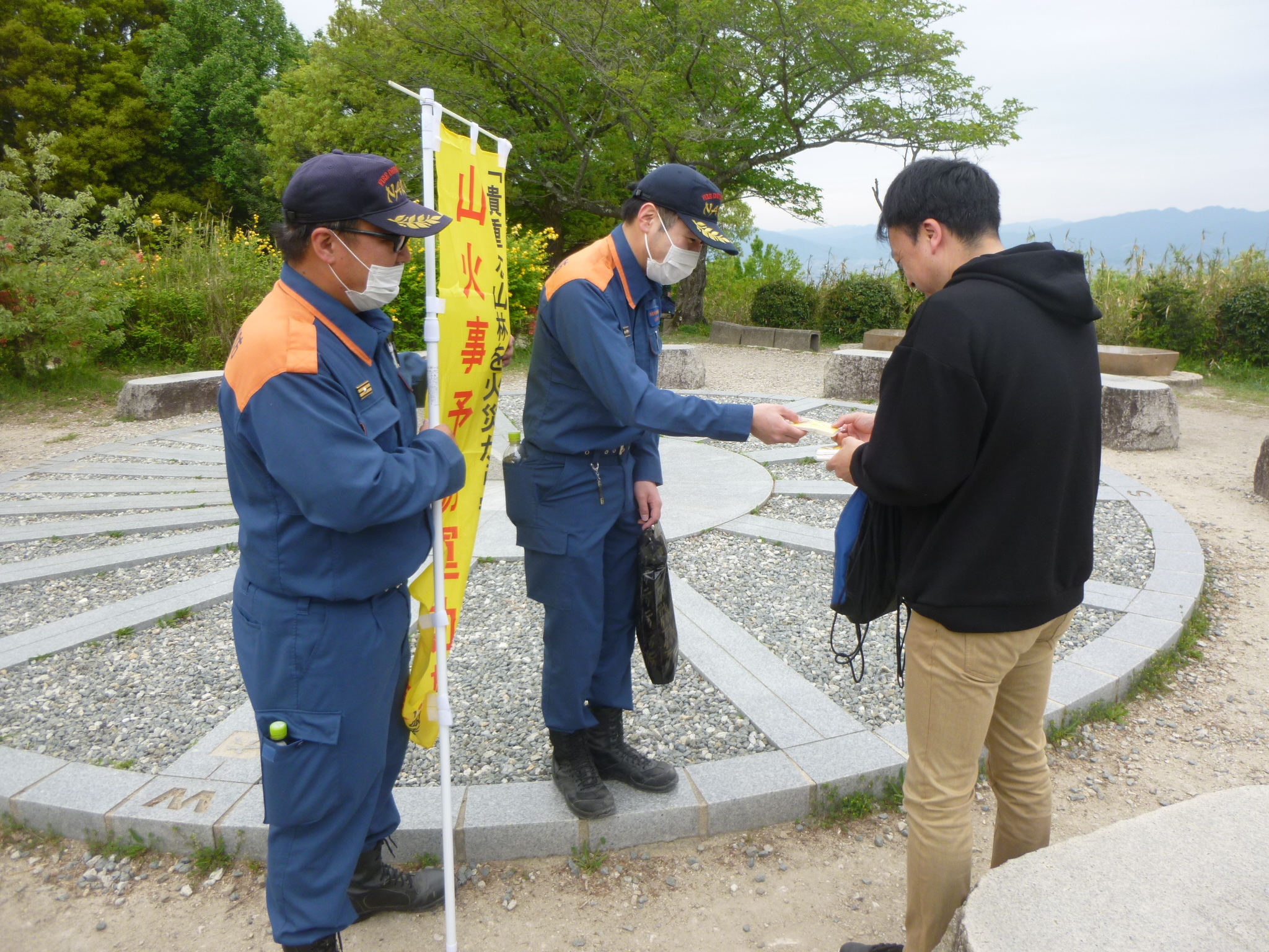 雄岳にてハイカーへ呼びかけ