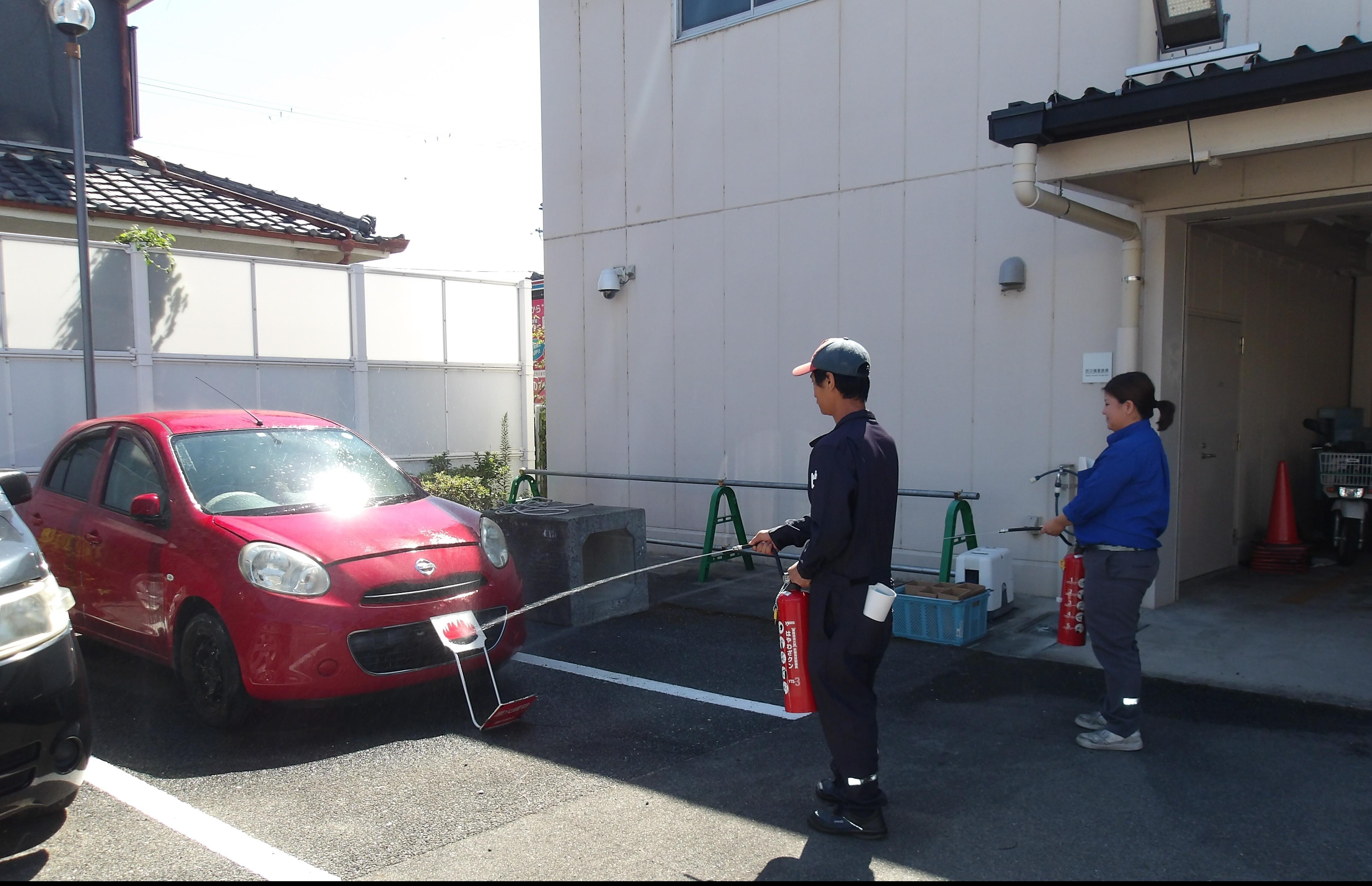 実際に水消火器を使用し消火訓練を実施しました。
